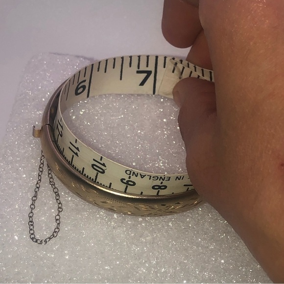 VTG Floral Etched Gold Tone Hinged Bangle w Safety Chain 7” - 2.2” Diameter - Picture 3 of 3